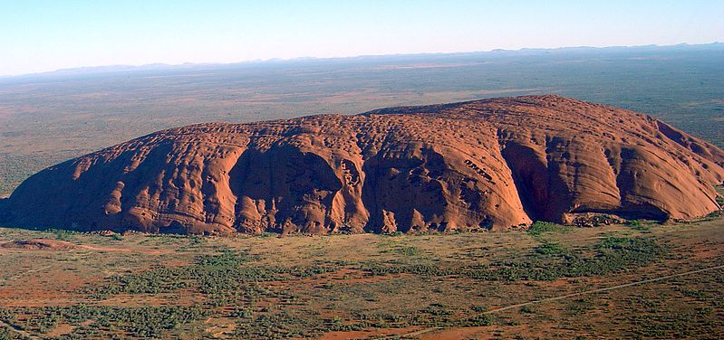 799px-Uluru_(Helicopter_view)-crop